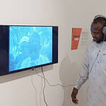 Modou Lô viite l'exposition Làmb, Musée Théodore Monod © Mané Touré